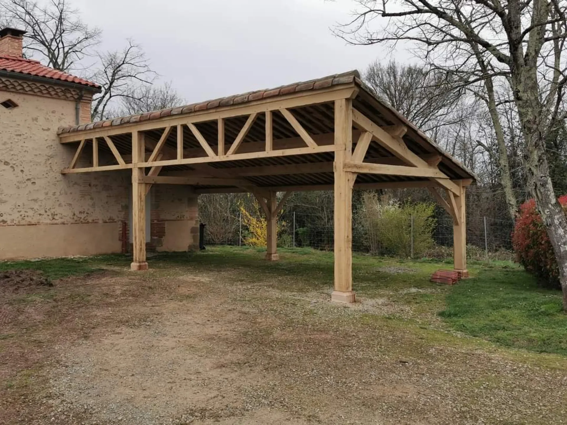 Création d'un carport abris voiture en chêne vieilli avec taille de charpente traditionnelle et couverture en vieille tuile canal à Lavaur 81500