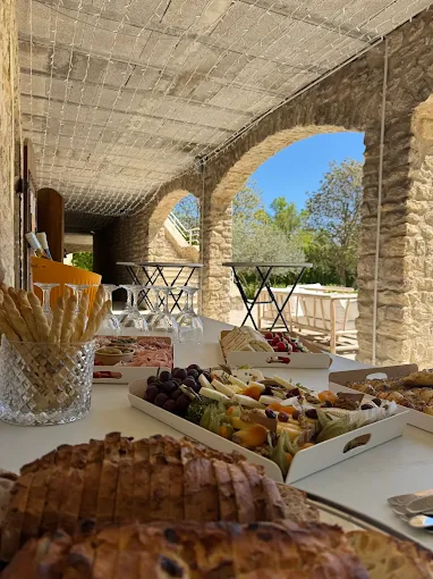 Location salle de réception bohème non loin de Lourmarin 84160 et de Pertuis : décor provençal, brunch dimanche mariage