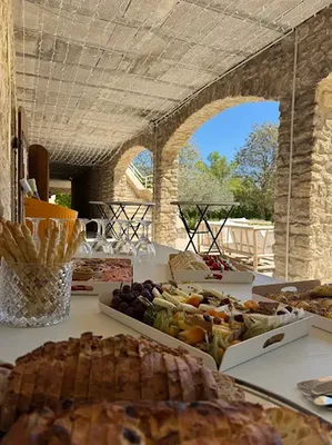 Location salle de réception bohème Lourmarin 84160 proche Pertuis : décor provençal, brunch dimanche mariage