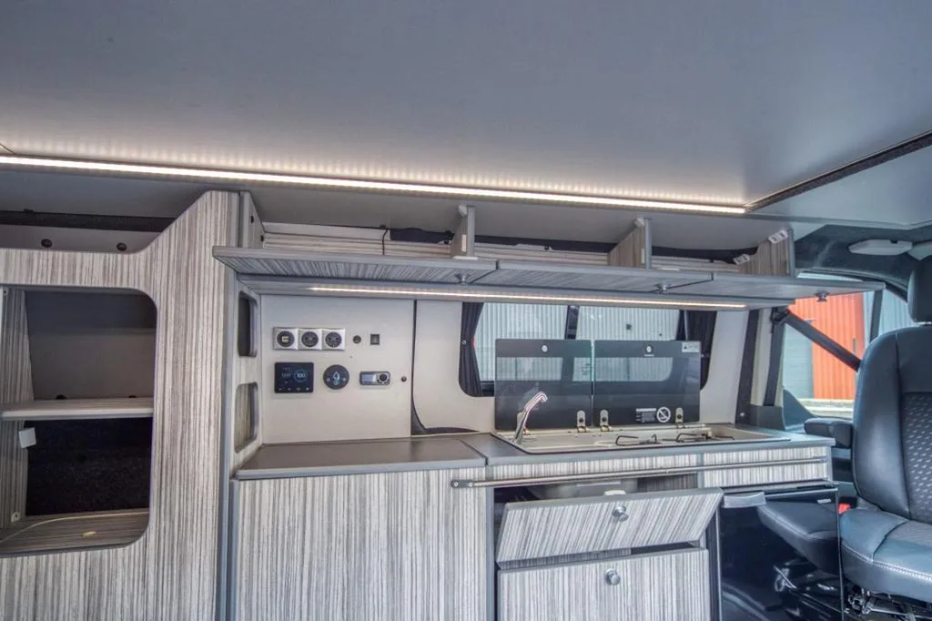 Aménagement intérieur Ford Transit Custom Long à Paris : transformation van sur-mesure en Île-de-France