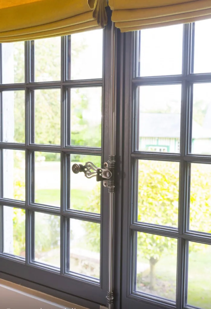 Remplacement de fenêtres par un spécialiste en menuiserie bois proche de Fécamp 76 sur la côte d’Albâtre