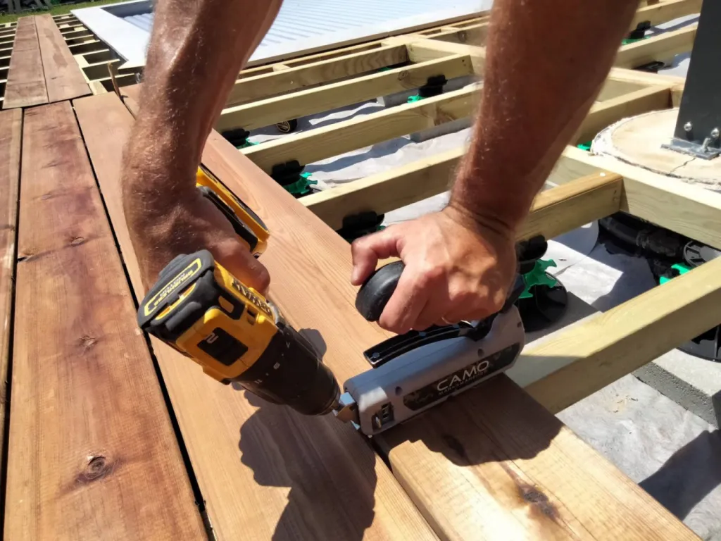 Devis pour conception de terrasse bois en pin sans vis apparente sur plots pour une piscine à côté de Gujan Mestras 33
