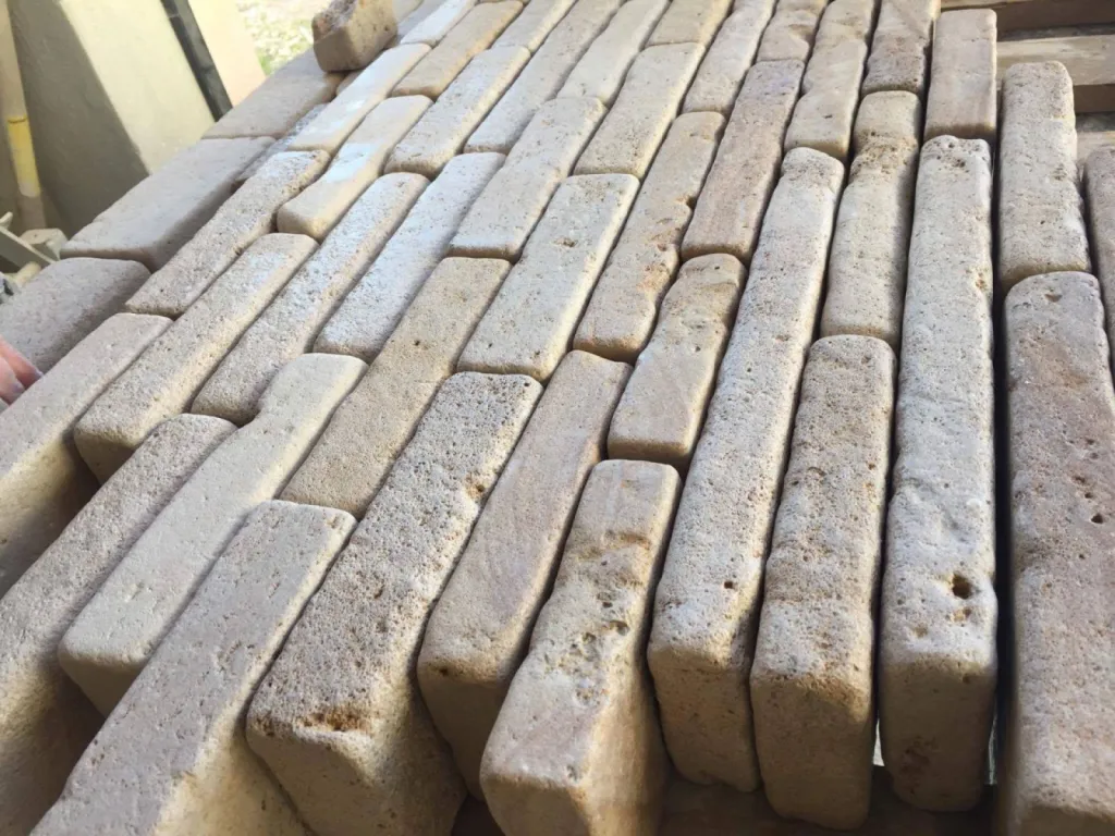 Parement en Travertin ou en pierre de Dordogne pour intérieur et extérieur, livraison partout en France