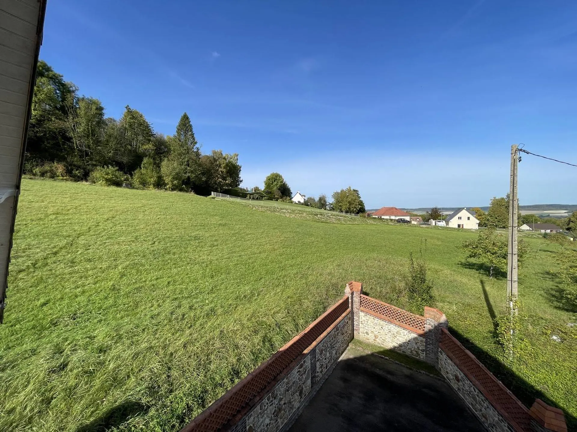 **Maison de caractère à vendre en Normandie** : Opportunité rare à saisir pour une vie paisible en bord de forêt, présentée par Terres Et Demeures De Normandie.