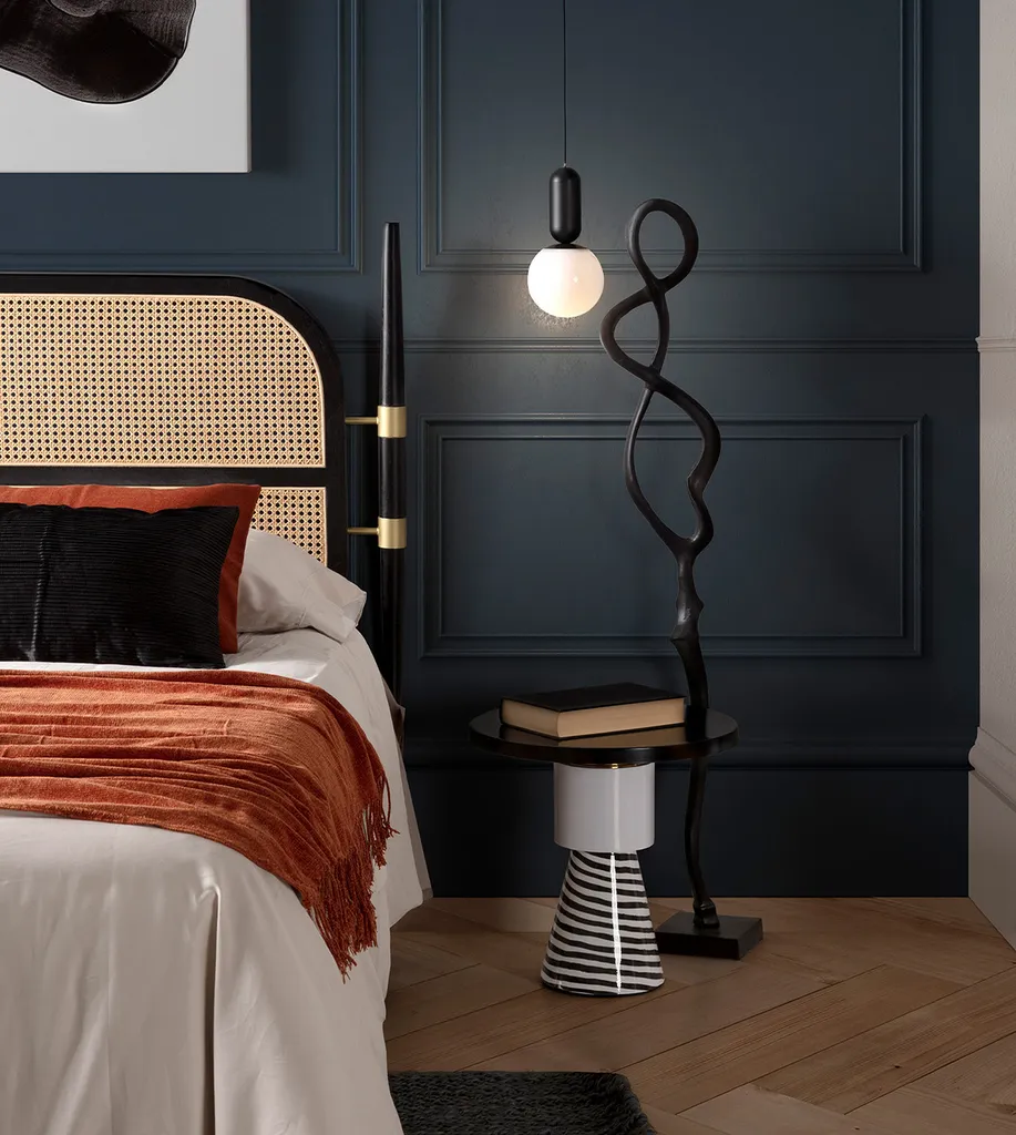 Décoration chambre Bordeaux avec rangements intégrés pour petit espace fonctionnel