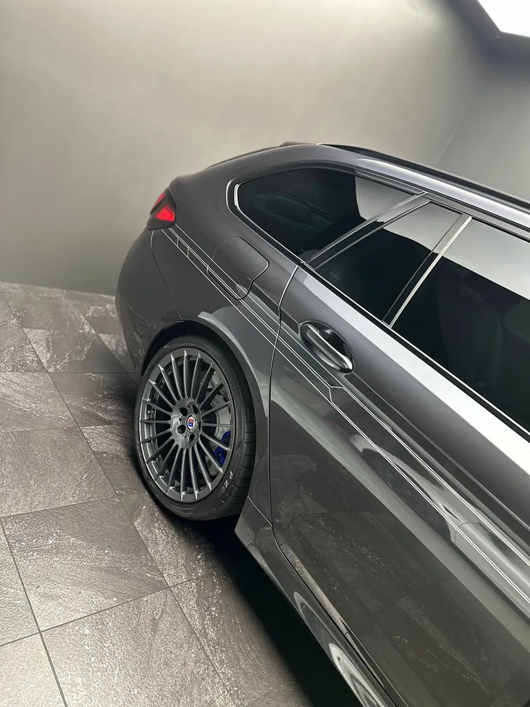 Lustrage sur une BMW Alpina B5 Touring 820 proche de Le Mans (72)