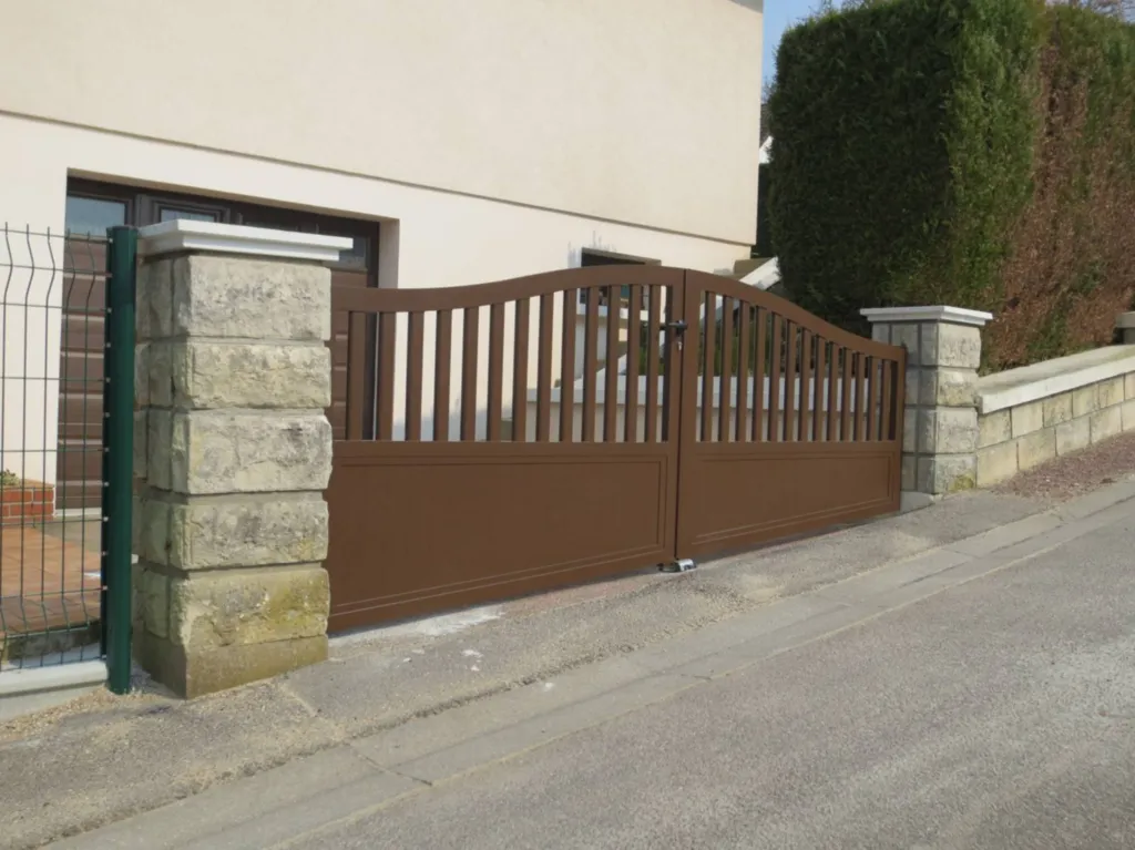 Installation de portail Aluminium sur mesure pour entrée en pente dans l'Eure 27