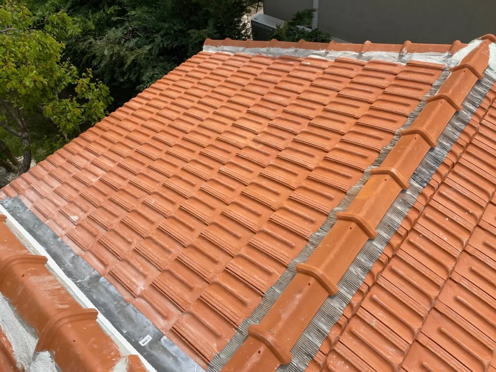 Changement d’une toiture tuiles plates de Marseille sur Gréasque près de Aix en Provence