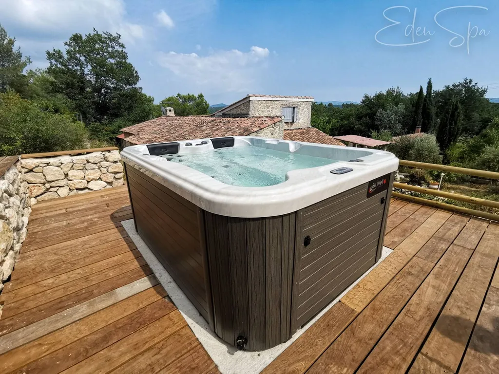 spa jacuzzi extérieur sur une terrasse en bois exotique à Fuveau