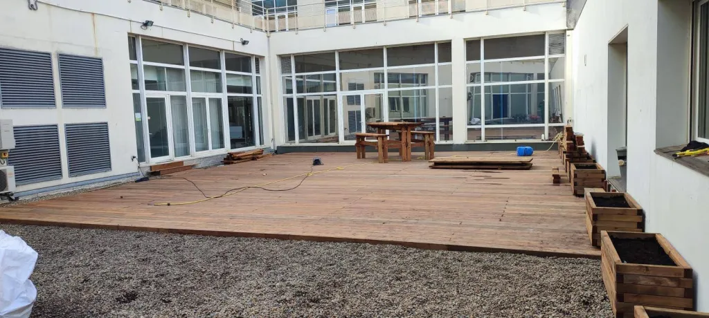 Construction de la terrasse en bois du siège de Grand Delta Habitat à Avignon