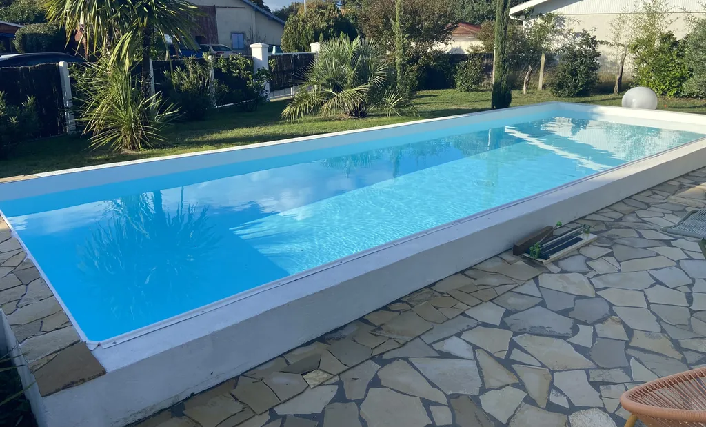 Rénovation de piscine, piscine peinte, liner blanc avec escalier droit à Lanton 