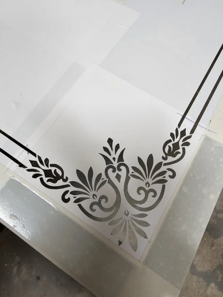 Fabrication et pose de vitres sérigraphiées par technique de sablage avec décors personnalisés à Eygalières