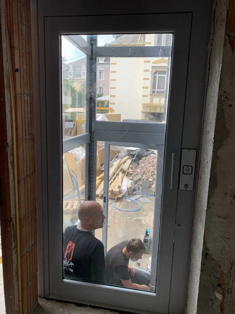 Installation d'un élévateur vertical électrique en pylone verre transparent auporteur en extérieur près d'Orange en Vaucluse