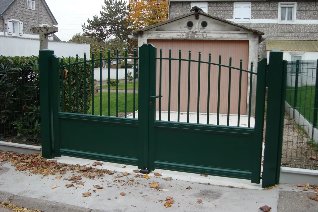 Portail Battant Authentique Sur-Mesure, Portail Motorisé en Aluminium et en Acier à Honfleur dans le Calvados 14
