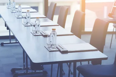 Séminaire résidentiel à Gordes proche L'isle sur la Sorgue : privatiser un domaine pour un séminaire avec hébergement, salle climatisée, WiFi, randonnée pédestre et balade en VTT.