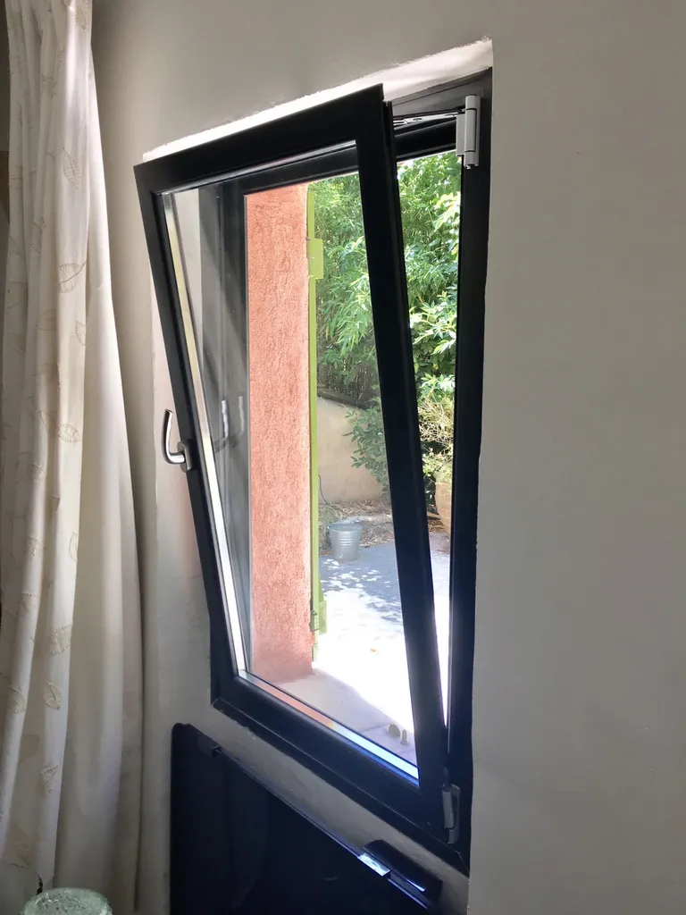 Fenêtre SCHÜCO oscillo-battante en Aluminium Gris Anthracite sur Aix-Les Milles