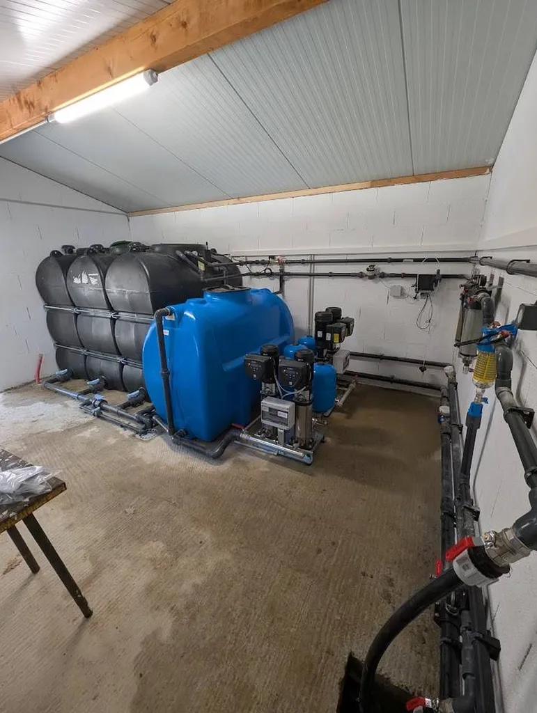Pompes à vitesse variable pour maintenir une pression constante sur un grand domaine