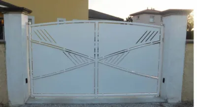 Vente et installation de portail sur-mesure blanc en acier pour sécuriser une maison à  St André de Corcy, dans l'Ain
