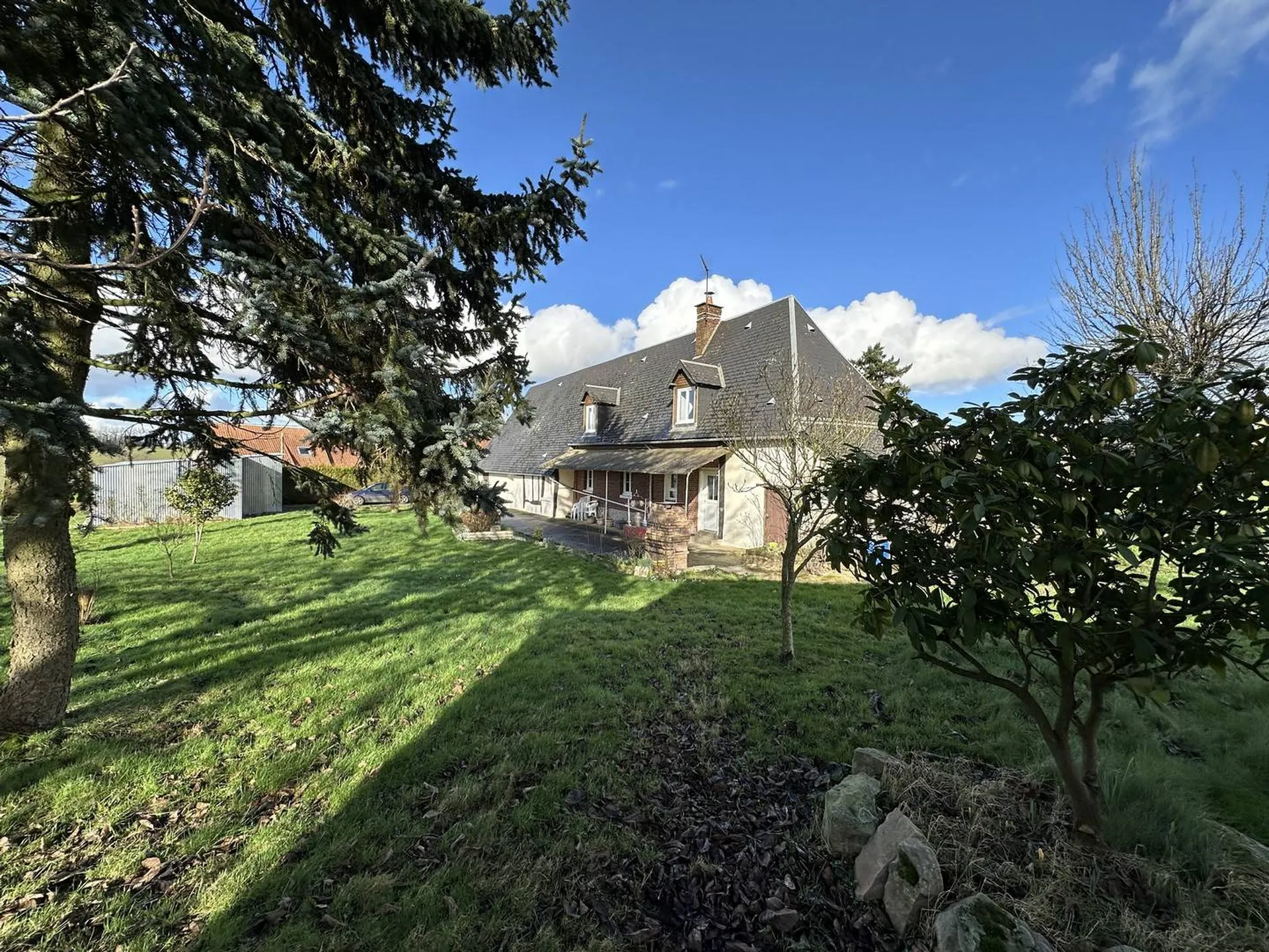 Longère d'un ancien corps de ferme du 19ème siècle, de 167,21 m² sur son terrain de 3 382 m² clos et arboré, à proximité de la commune de Saint-Saëns, 76.