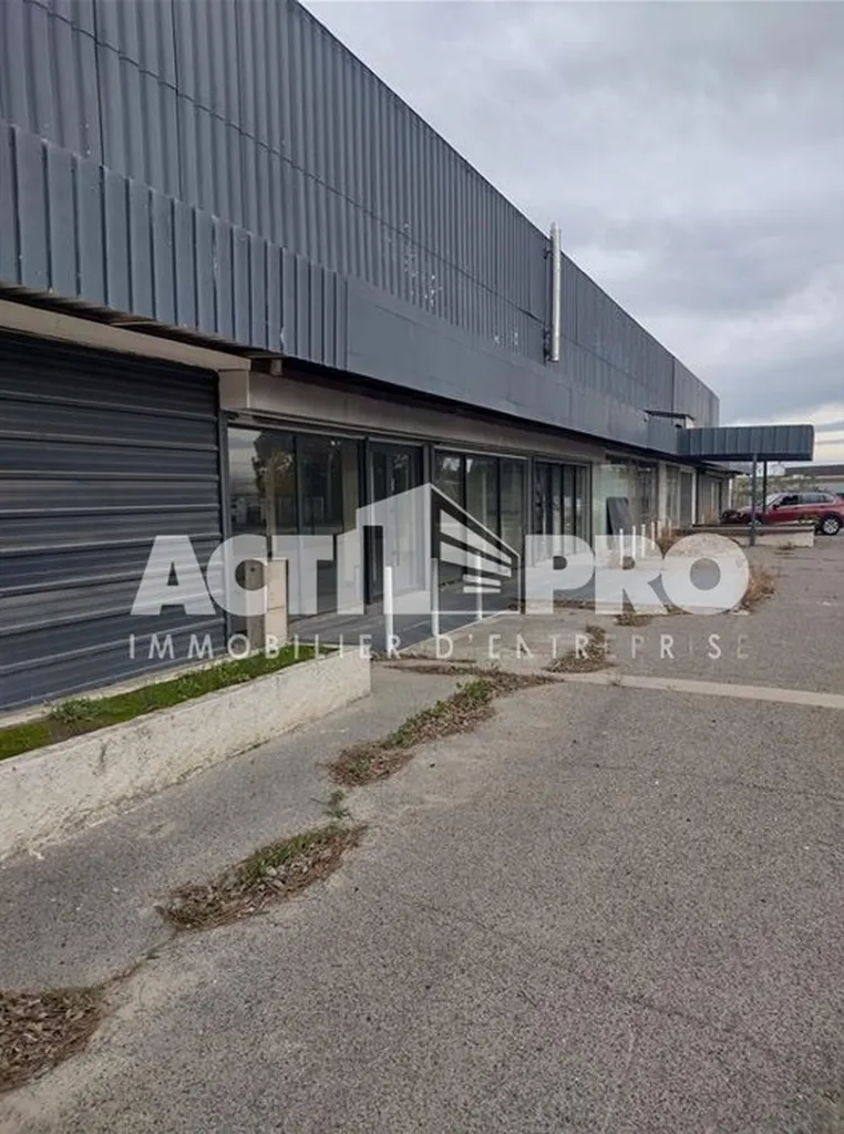 À ventre local commercial de 1 600 m² à réhabiliter à Perpignan, proche de la clinique St Pierre.