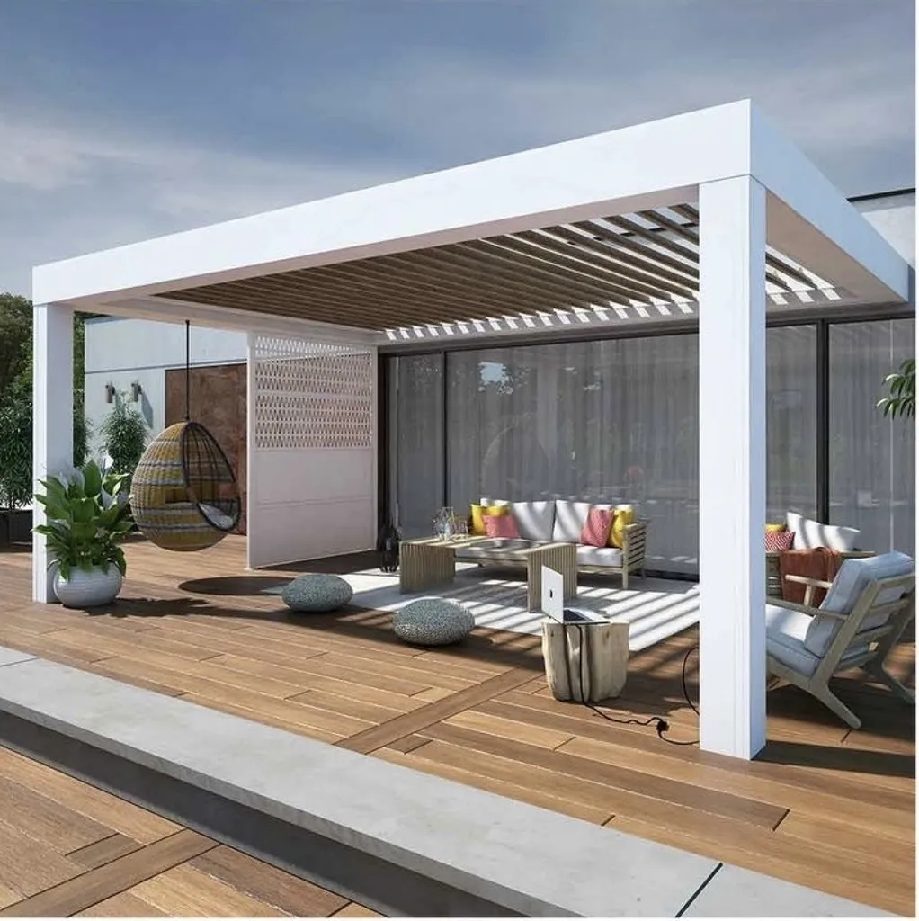 Pergola bioclimatique haut de gamme blanche avec lames de toit couleur bois