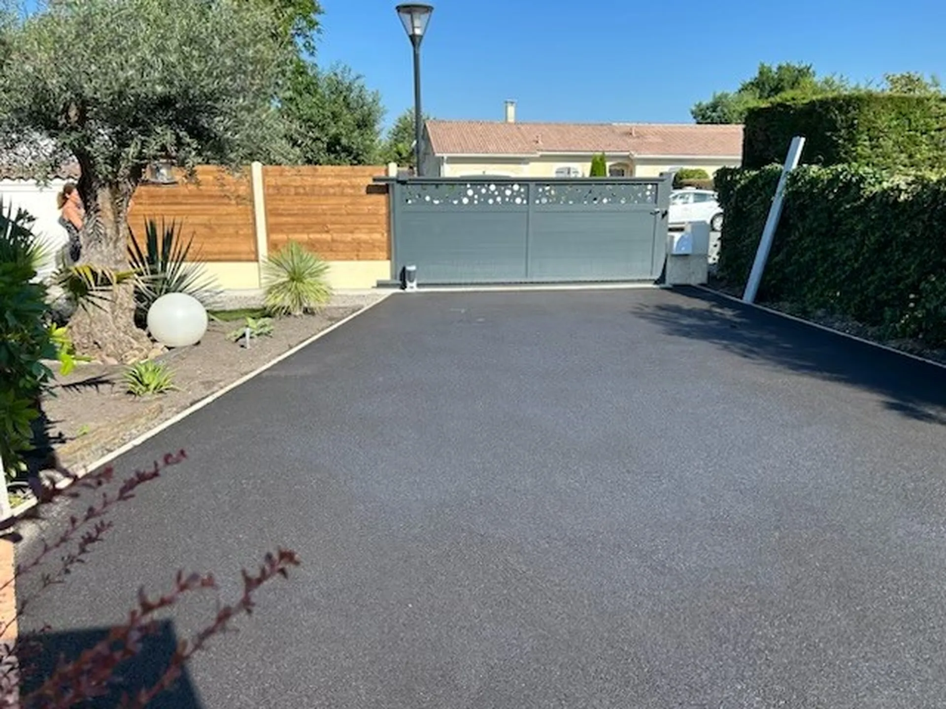 Réalisation d'une allée en enrobé à chaud avec mise en place d'un portail en alu coulissant avec décors sur la commune de Saint Christoly de Médoc.