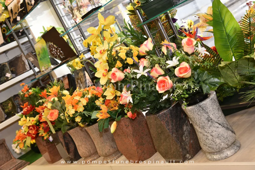 Nombreux vases disponibles en magasin à Neuville sur Saone pour mettre des bouquets de fleurs 