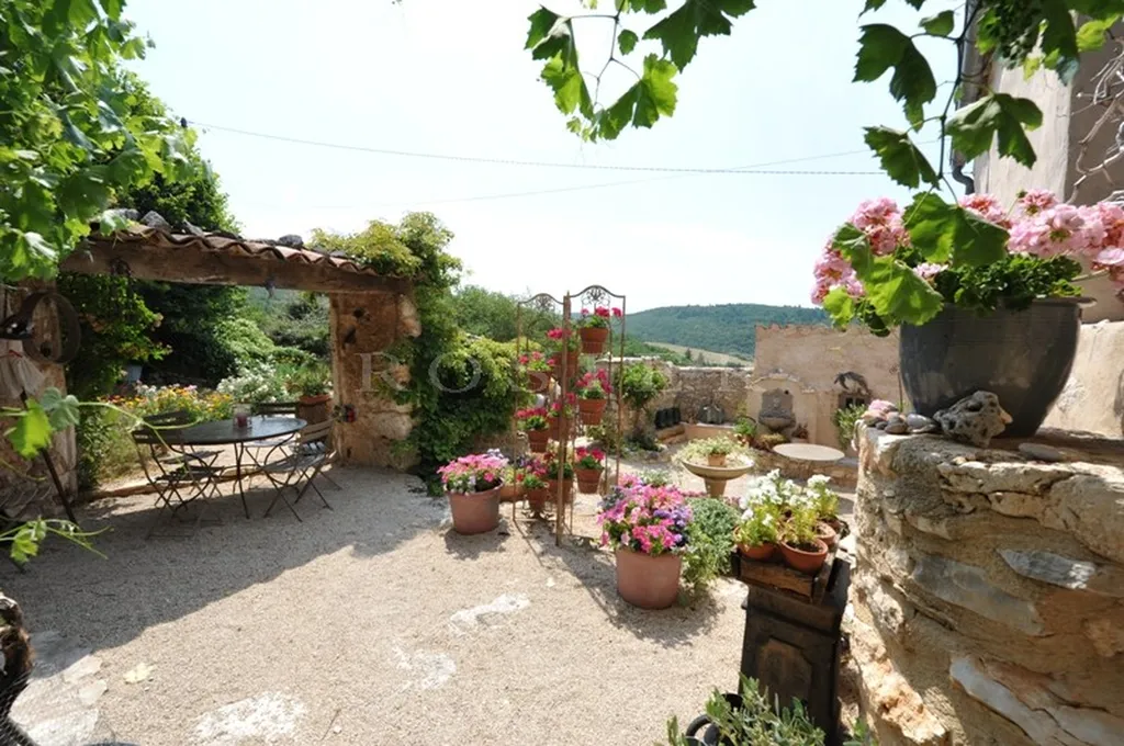 Bergerie du 16ème siècle sur 10 hectares avec vue dominante  sur le Mont Ventoux  