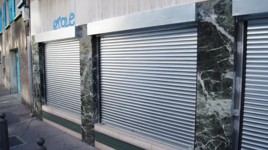 Installer un volet roulant en acier à Marseille pour sécuriser votre local professionnel