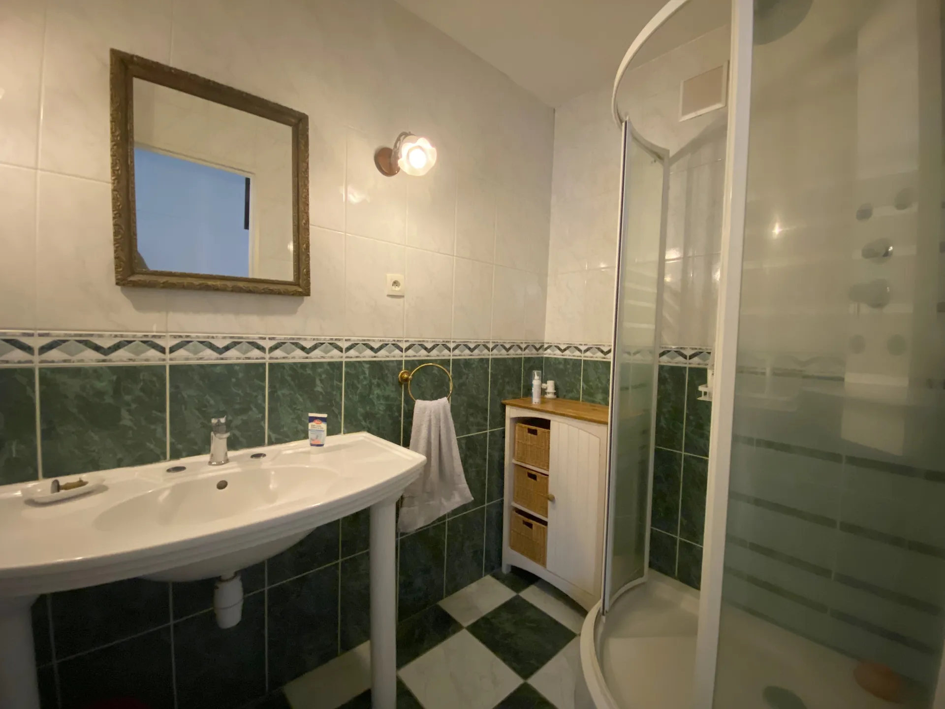 Le Pecq face à la Seine - un appartement de 4 pièces 3 chambres traversant avec ascenseur, cave et parking