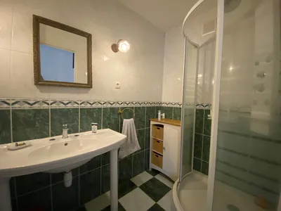 Le Pecq face à la Seine - un appartement de 4 pièces 3 chambres traversant avec ascenseur, cave et parking