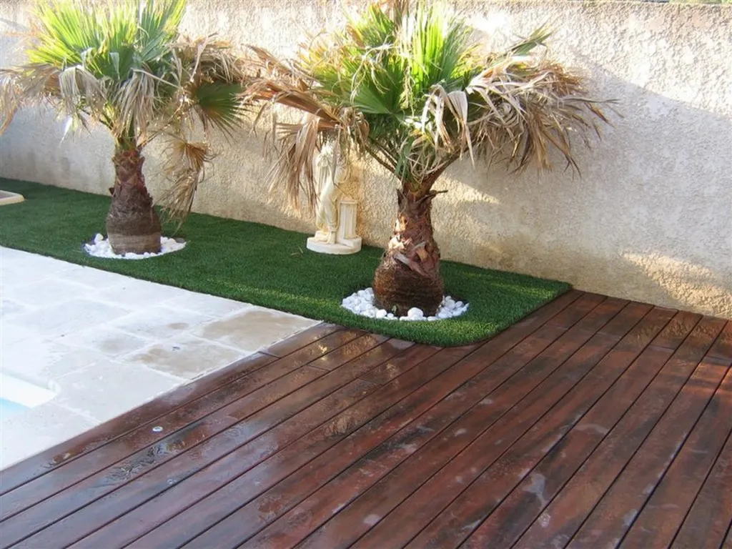 Tour de piscine en bois composite Fiberon à Lancon de Provence