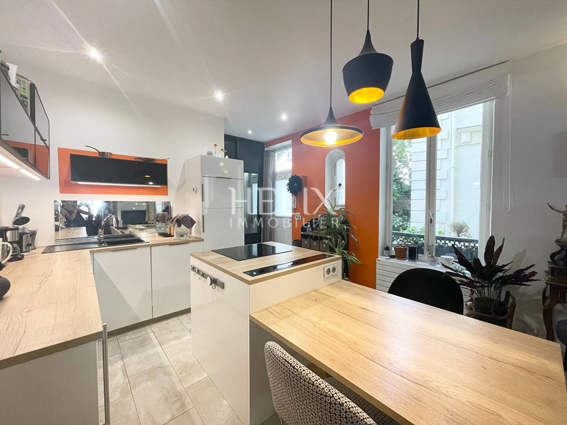 A vendre très bel appartement traversant de 85 M2 à Saint-Germain-en-Laye, profession libérale possible, 3 minutes du RER A.