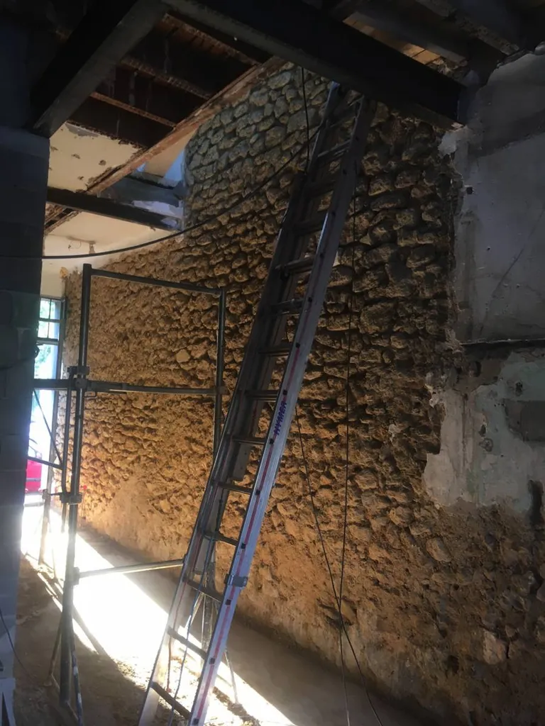 Réalisation d'un jointoiement beurré d'un mur en pierre à Salon de Provence