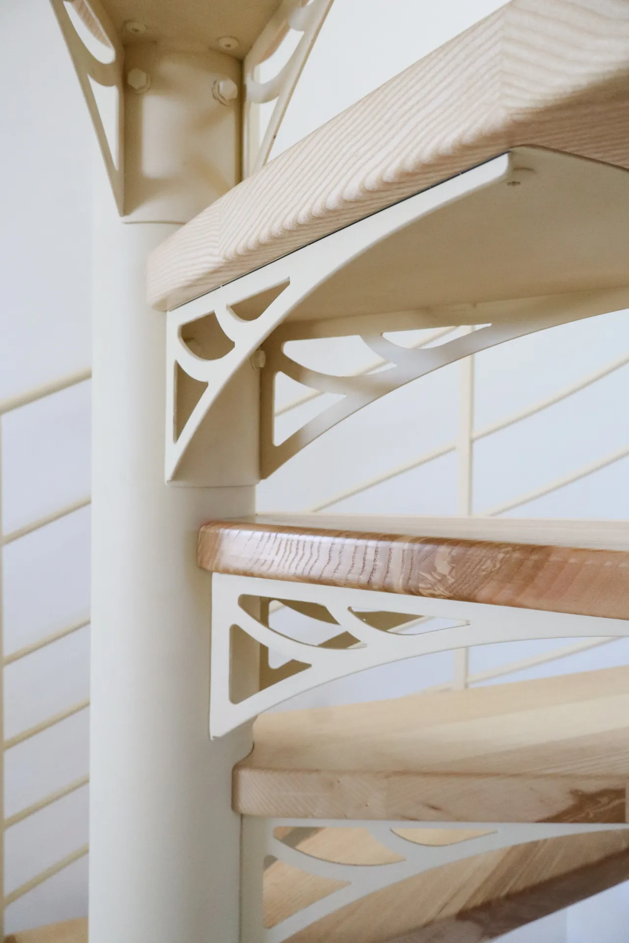 Escalier hélicoïdal sur mesure bois et métal aux lignes courbes réalisé à Saint-Jean-le-Centenier