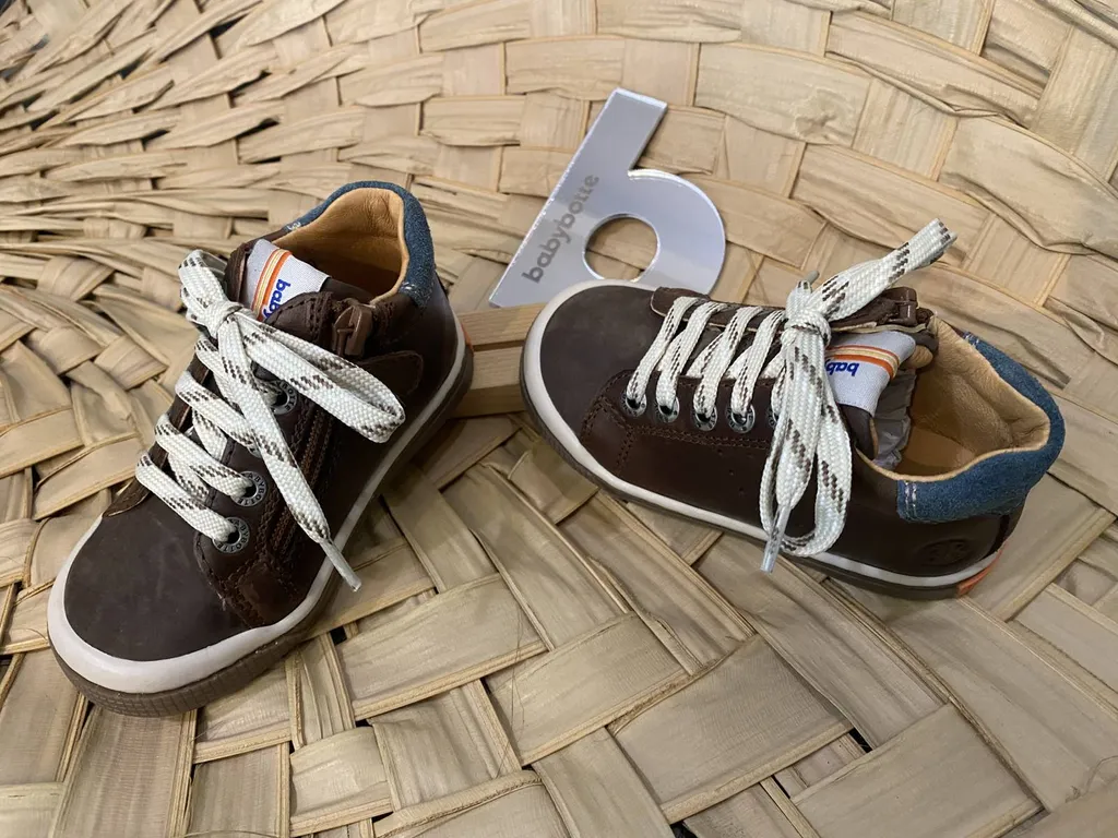 chaussure enfants en cuir marron près de Saint sulpice de Faleyrens