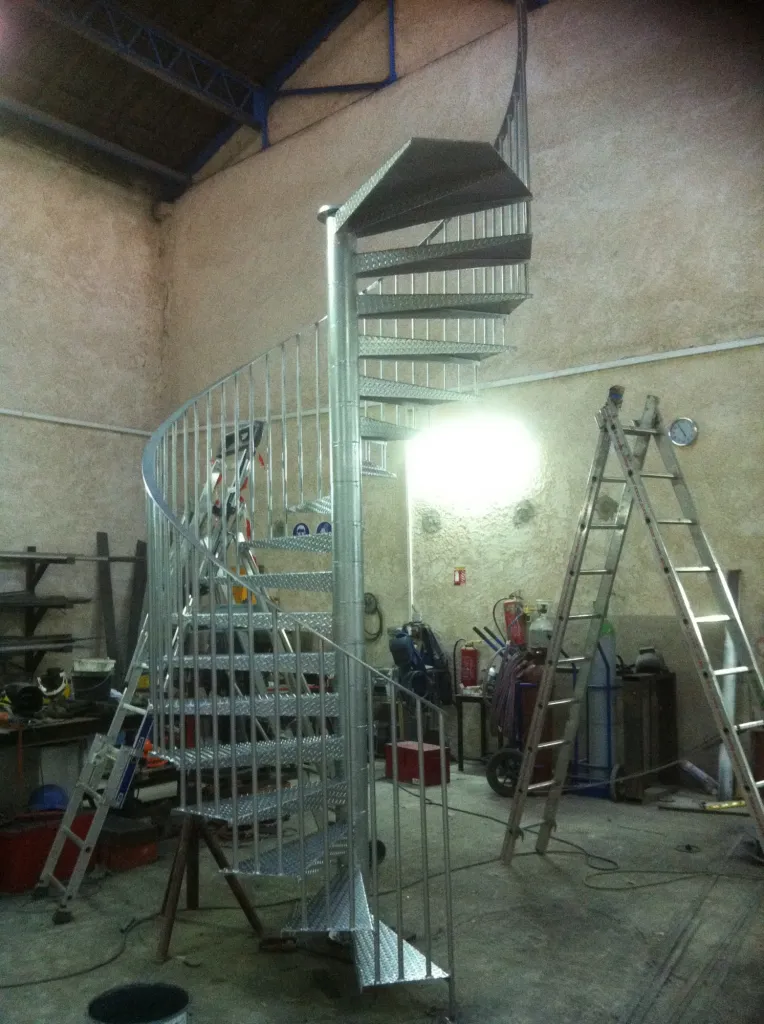 FABRICATION SUIVANT PLAN ESCALIER EN FER COLIMACON MARTIGUES