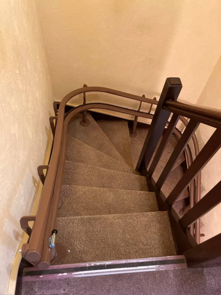 l'arrivée du fauteuil monte escalier OTOLIFT dans cet escalier 2/4 tournant se fait à l'aplomb du dernier nez de marche près d'Aix en Provence