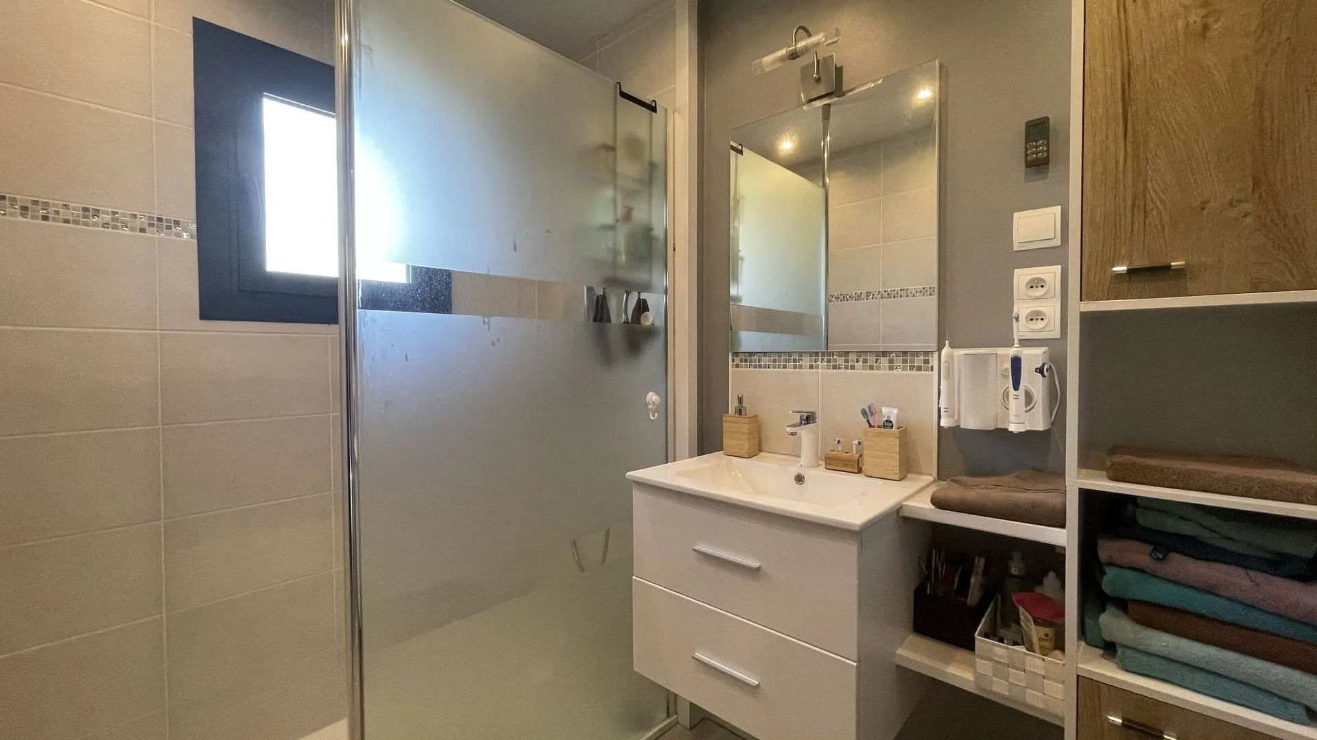 Immobilier à vendre en Normandie : Maison avec cuisine aménagée : Cuisine semi-ouverte, pratique et lumineuse, donnant sur le séjour.