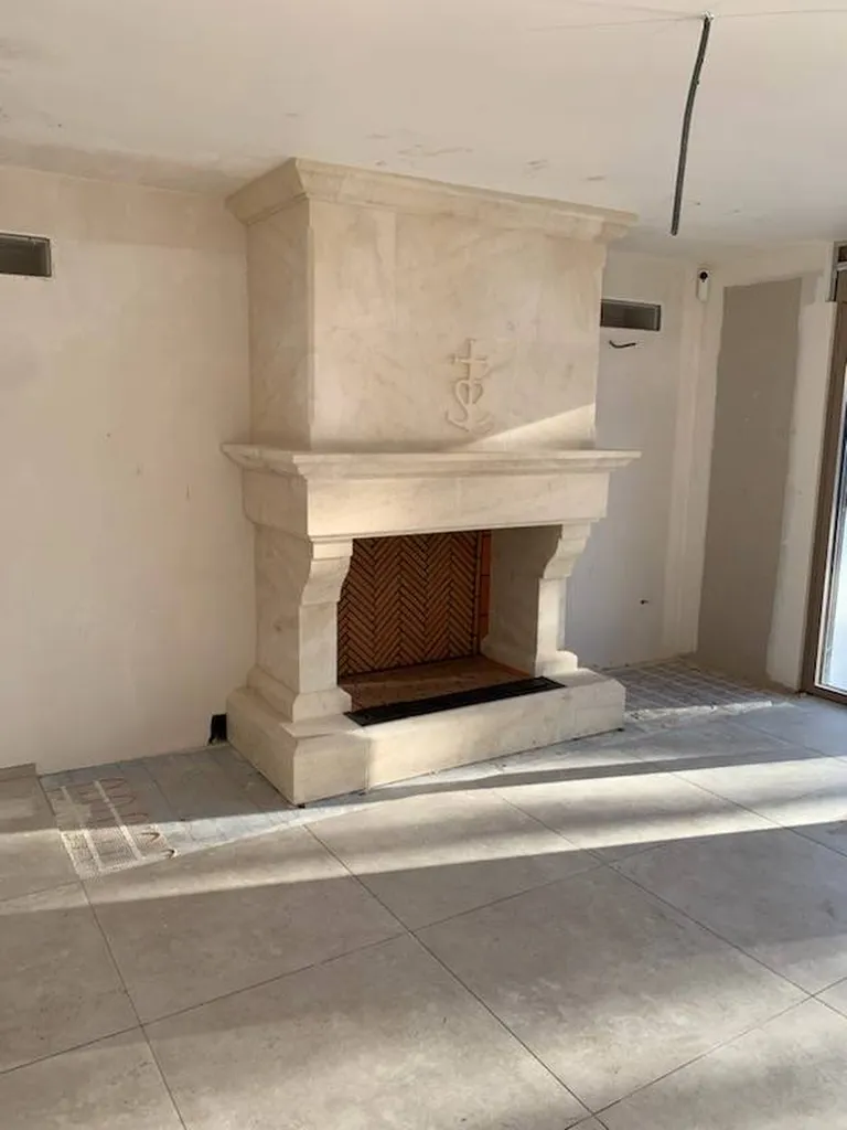 Cheminée en Pierre d'Estaillade et briques réfractaires à Fontvieille