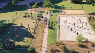 Activités et Sports : Terrain de de futsal, basketball, handball et sports de raquette au Thecamp Hotel à Aix en Provence