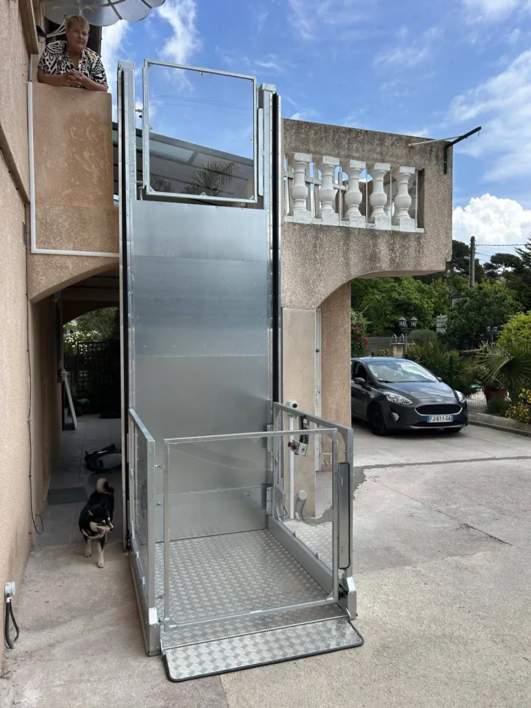 En position attente de son passager la Strategos se fond dans son environnement dans cette maison à Marseille