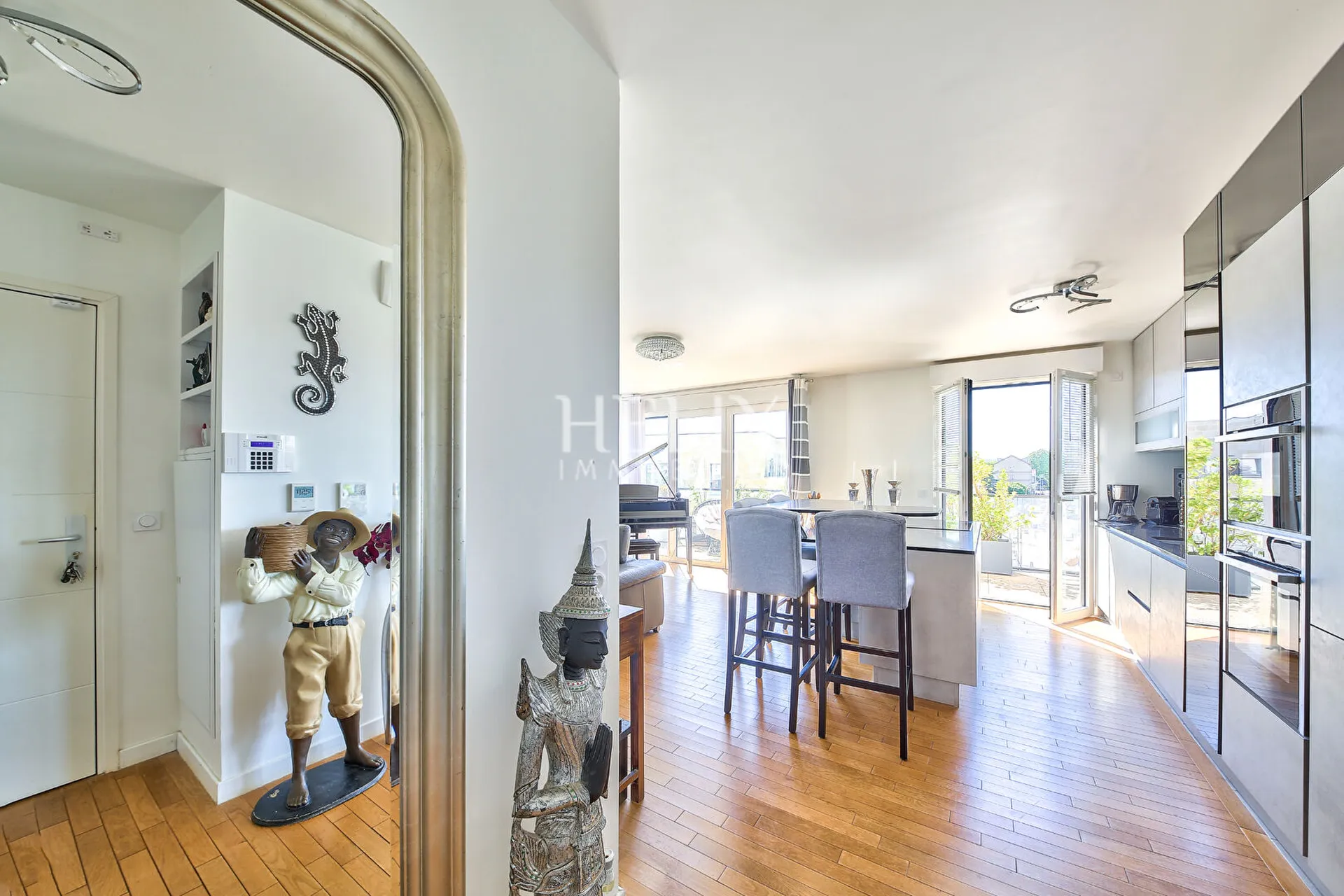 Superbe appartement 3 pièces de 63,95 M² habitable avec un balcon de 20,90 M² à Saint-Germain-en-Laye.
Situé au 4me étage la résidence So Green dévoile une architecture soignée et élégante dans son cadre naturel, en bordure de forêt 