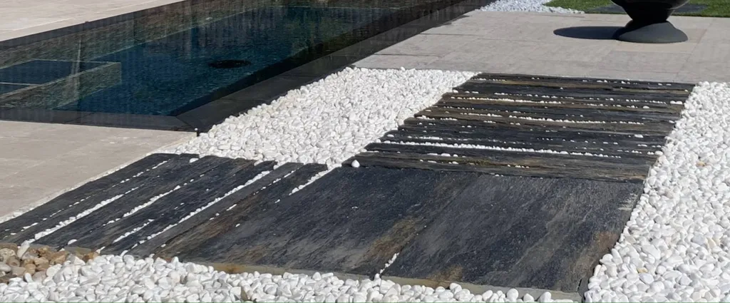 Comment faire un aménagement de jardin  extérieur  avec des piquets de schiste proche Ambares et Lagrave
