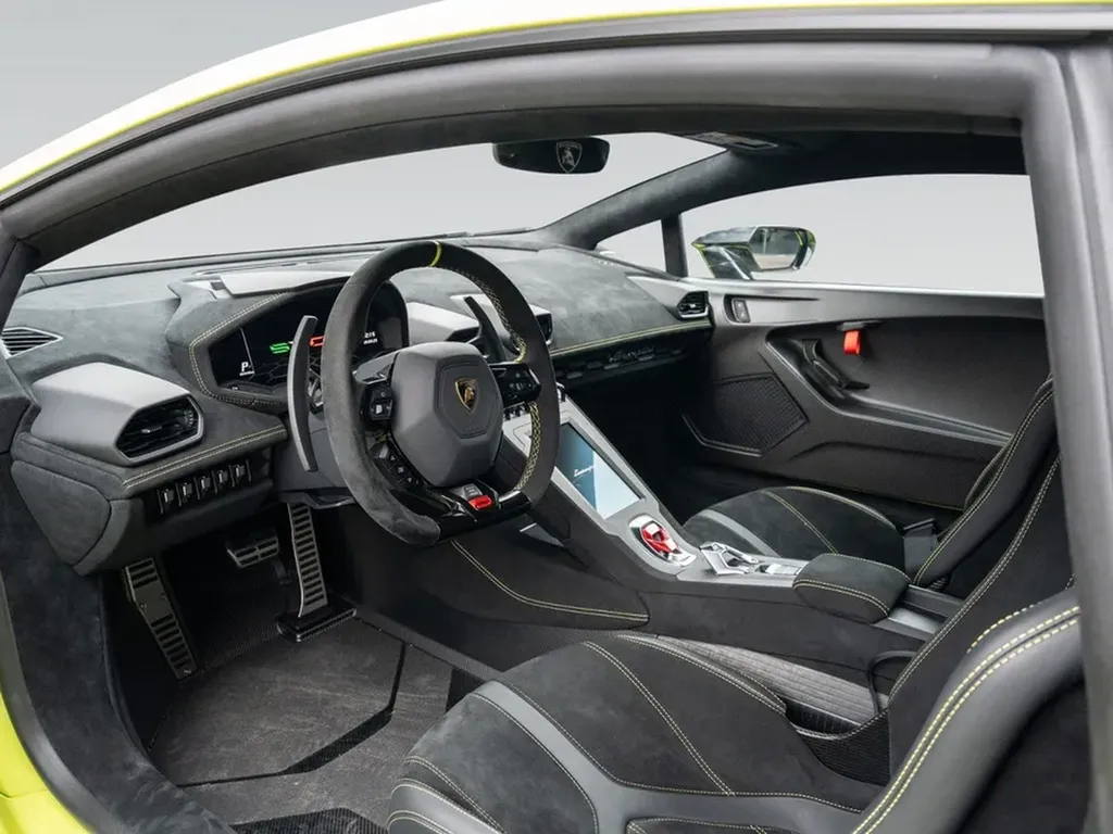 lamborghini-huracan-sto-interieur-alcantara-volant