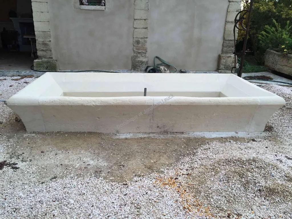 Fontaine murale sur-mesure en pierre de Fontvieille