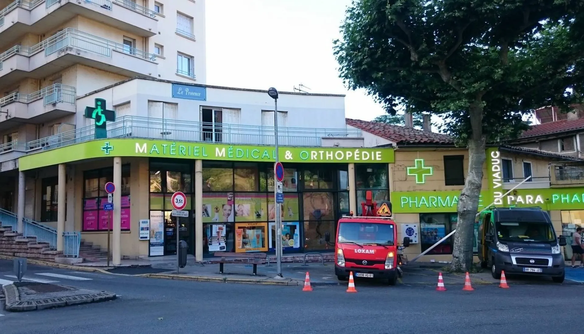 enseigne croix de pharmacie lumineuse aveyron