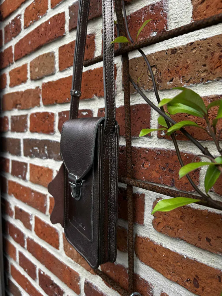 Porte-téléphone cuivré Paul Marius disponible chez Evasion Eu