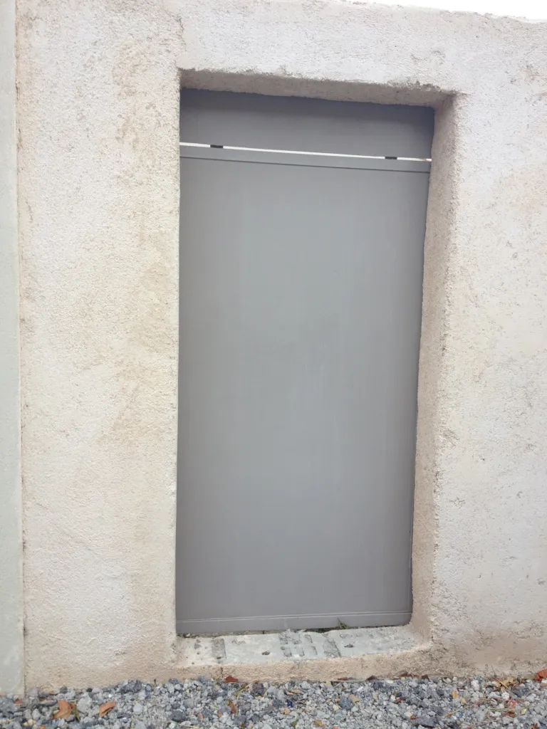 FABRICATION SUR MESURE ET POSE PORTE METALLIQUE EXTERIEURE COULISSANTE REALISEE SUR MESURE ACIER MARTIGUES ET CADOLIVE