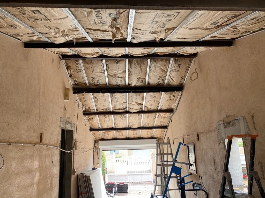 Pose d’un plafond dans une maison à la Londe les maures